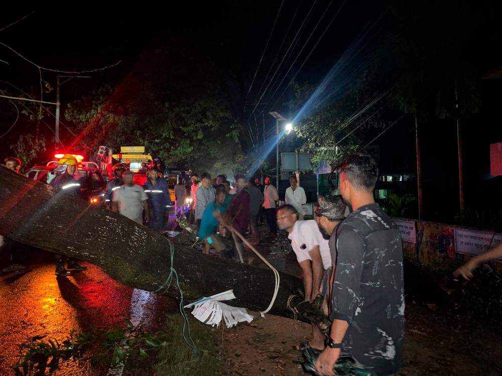 Two killed, nearly 275,000 flee Bangladesh cyclone Two killed, nearly 275,000 flee Bangladesh cyclone