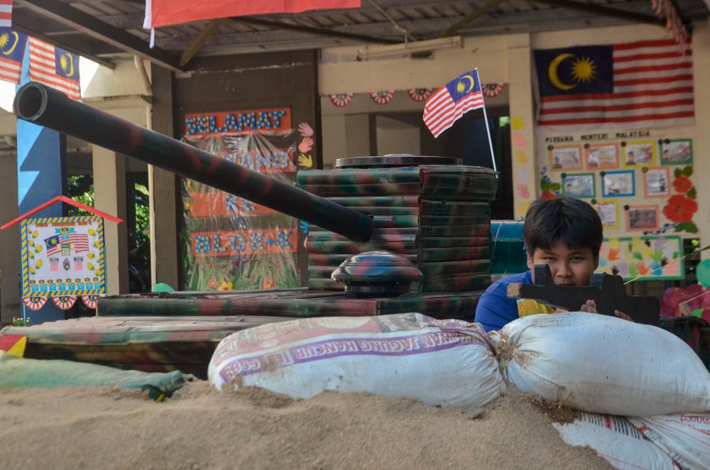 Two-metre long tank replica to fire patroitism among Gua Musang PPR children Two-metre long tank replica to fire patroitism among Gua Musang PPR children