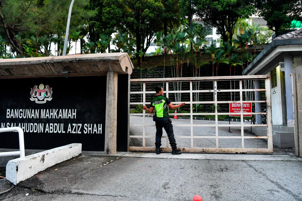 Two traffic cops charged with soliciting, receiving bribe Two traffic cops charged with soliciting, receiving bribe