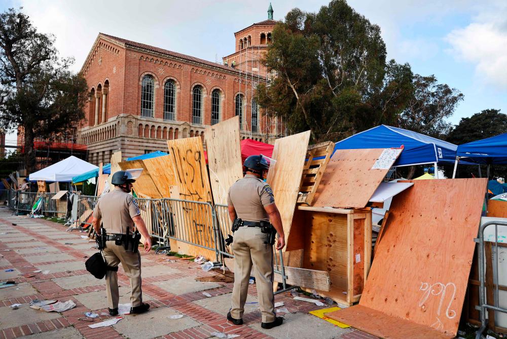 UCLA cancels all classes after overnight violence on campus UCLA cancels all classes after overnight violence on campus