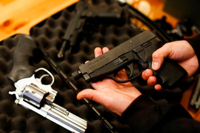 US judge says those between 18 and 20 years of age have right to buy handguns