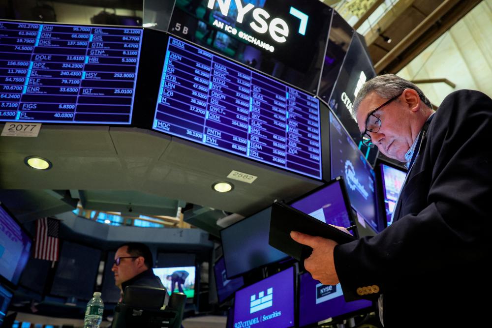 US stocks rally on strength in banks, semiconductor firms