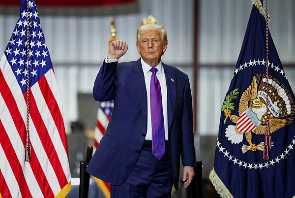 USA-TRUMP-ECONOMY Trump warns Iran of 'bad things' if no deal made, sets deadline of 10-15 days