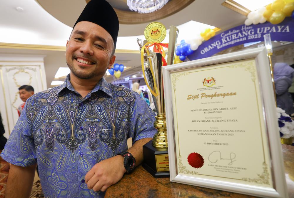 USM lecturer Dr Mohd Sharizal recipient of PWD Special Award USM lecturer Dr Mohd Sharizal recipient of PWD Special Award