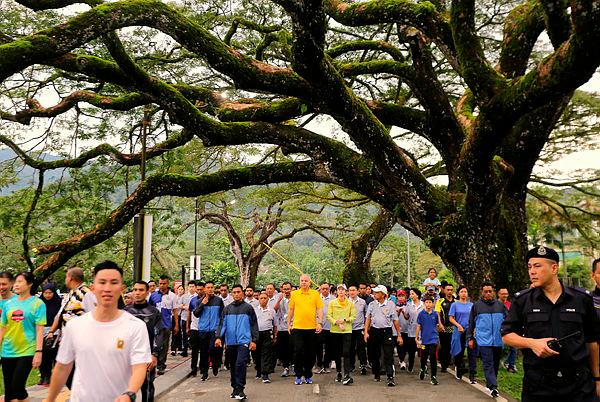 Visitors mersmerised by performances by TLDM band in conjunction with Sultan Nazrin Shah Run 