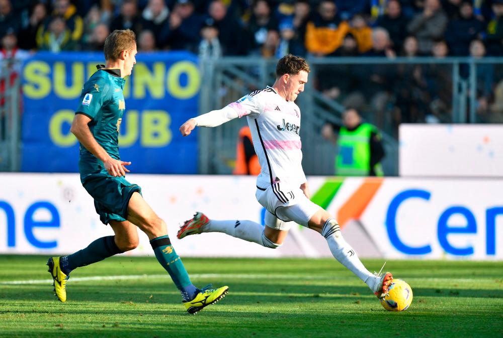 Vlahovic fires Juve one point behind leaders Inter