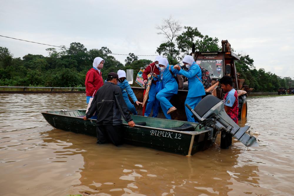 Volunteers use own vehicles to relocate flood victims, transport hospital workers
