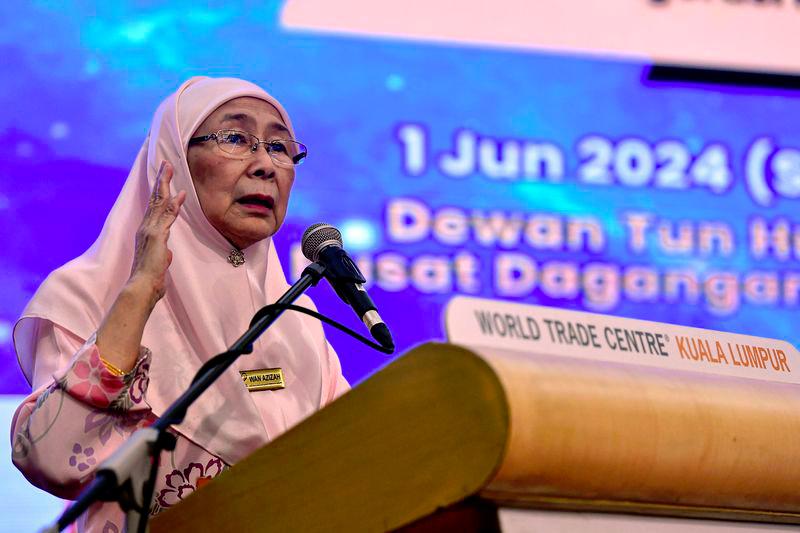 Wan Azizah tells students to appreciate sacrifices of teachers, parents