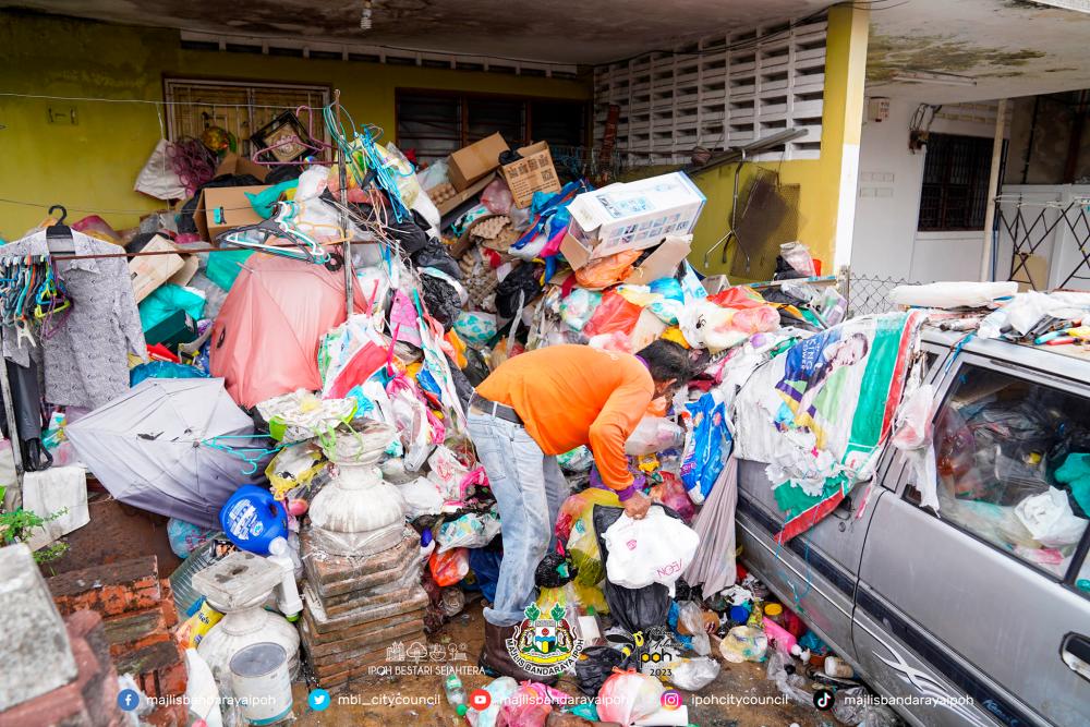Warga emas jadikan rumah tempat ‘timbunan’ sampah, abai keselesaan jiran