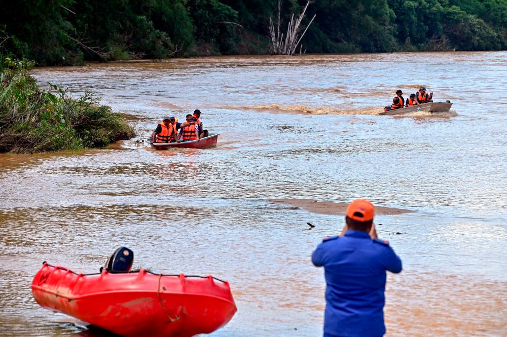 Water surge tragedy: Grandfather hopes to find Putri Nor Fatin Water surge tragedy: Grandfather hopes to find Putri Nor Fatin