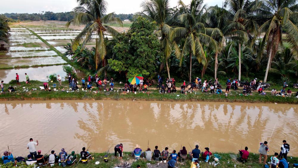 Weekly fishing contest draws anglers to Mak Mayong irrigation canal Weekly fishing contest draws anglers to Mak Mayong irrigation canal