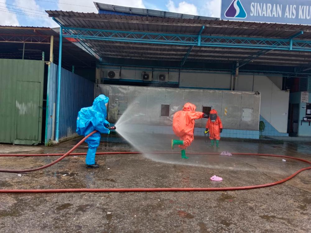 Worker seriously injured, 12 others exposed to ammonia gas at Sandakan Ice Factory Worker seriously injured, 12 others exposed to ammonia gas at Sandakan Ice Factory