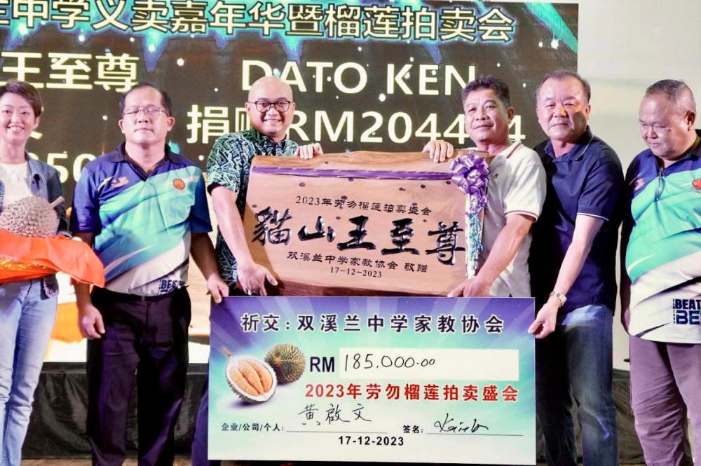 ‘World’s most expensive’ Musang King durian auctioned off for RM185k ‘World’s most expensive’ Musang King durian auctioned off for RM185k
