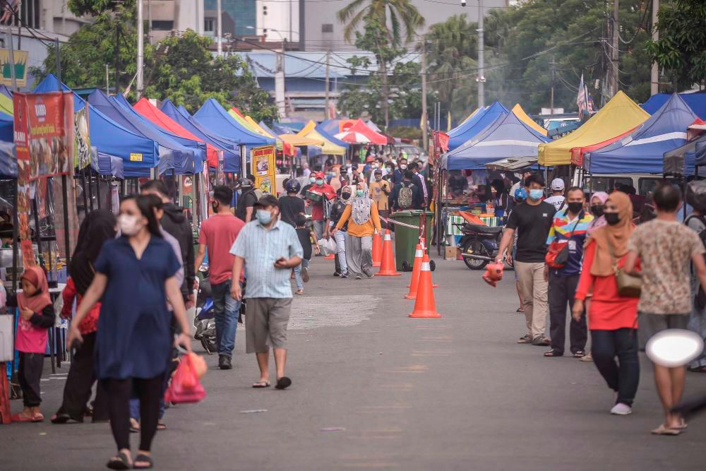 Young man avoids Ramadan Bazaars due to immodestly dressed women, urges others to dress modestly
