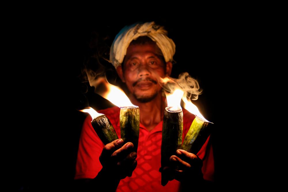 Zailani hidupkan kembali tradisi nyalakan pelita kekabu Zailani hidupkan kembali tradisi nyalakan pelita kekabu