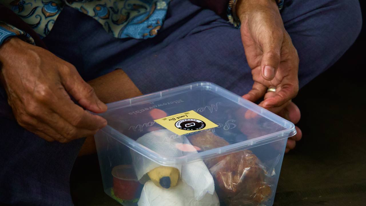portapa Olymptrade's Ramadan Commitment: Supporting the Elderly Community
