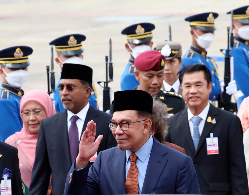 Anwar arrives in thailand for two-day official visit Anwar arrives in thailand for two-day official visit