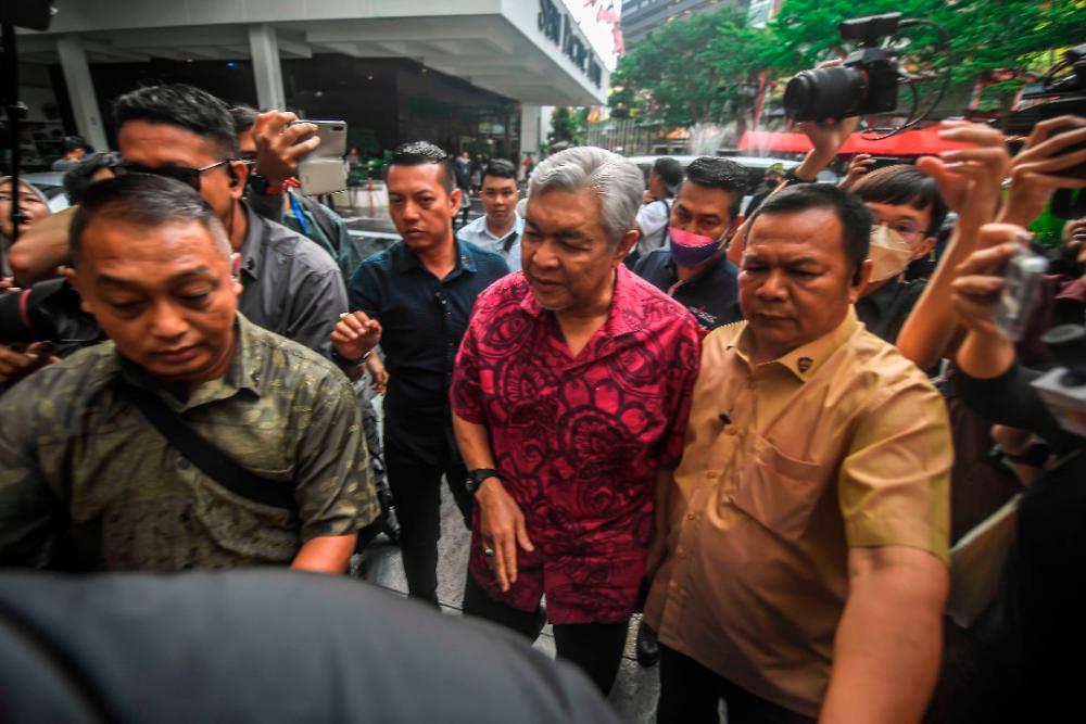 Zahid mohon pasport dikembalikan secara kekal untuk jalankan tugas rasmi Zahid mohon pasport dikembalikan secara kekal untuk jalankan tugas rasmi