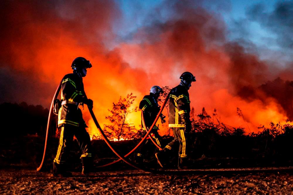 'Extreme vigilance' at vast western France fire