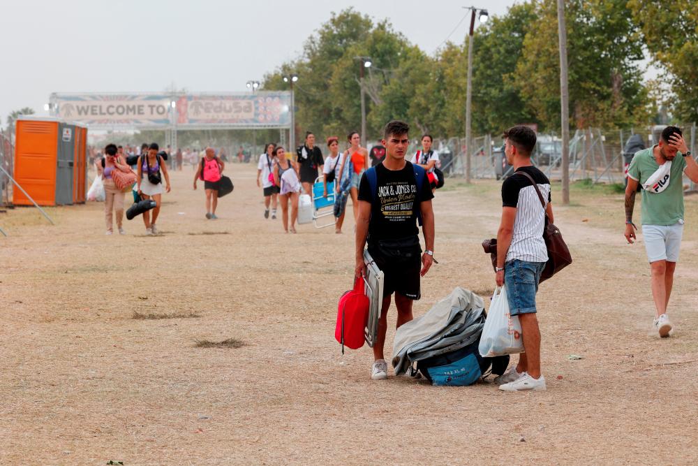 1 dead, 40 injured after strong winds cause chaos at Spanish music festival