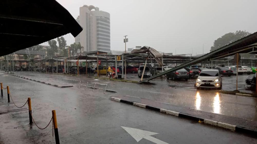 10 kenderaan rosak dalam kejadian hujan lebat di Seksyen 13
