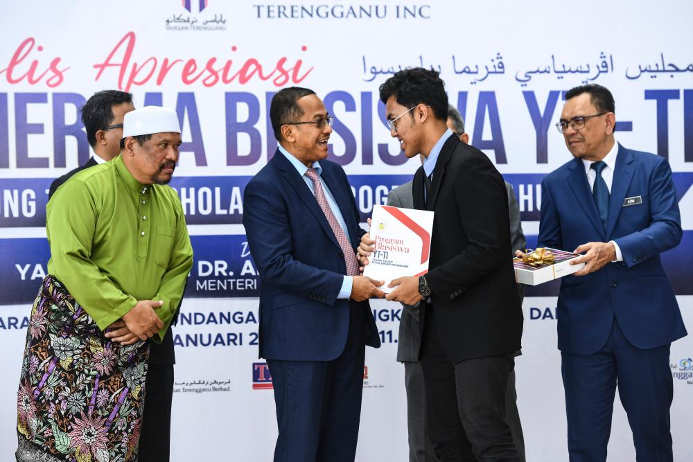 10 pelajar penerima pertama biasiswa YT-TI 10 pelajar penerima pertama biasiswa YT-TI