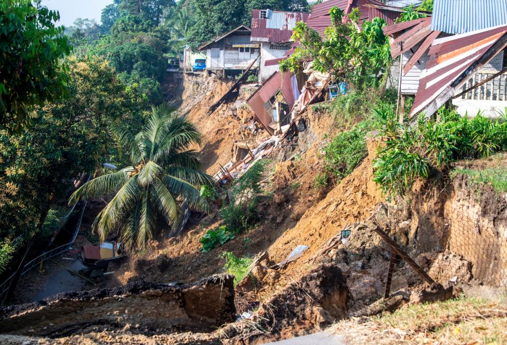 15 families told to evacuate after Sungai Kelantan bank collapsed