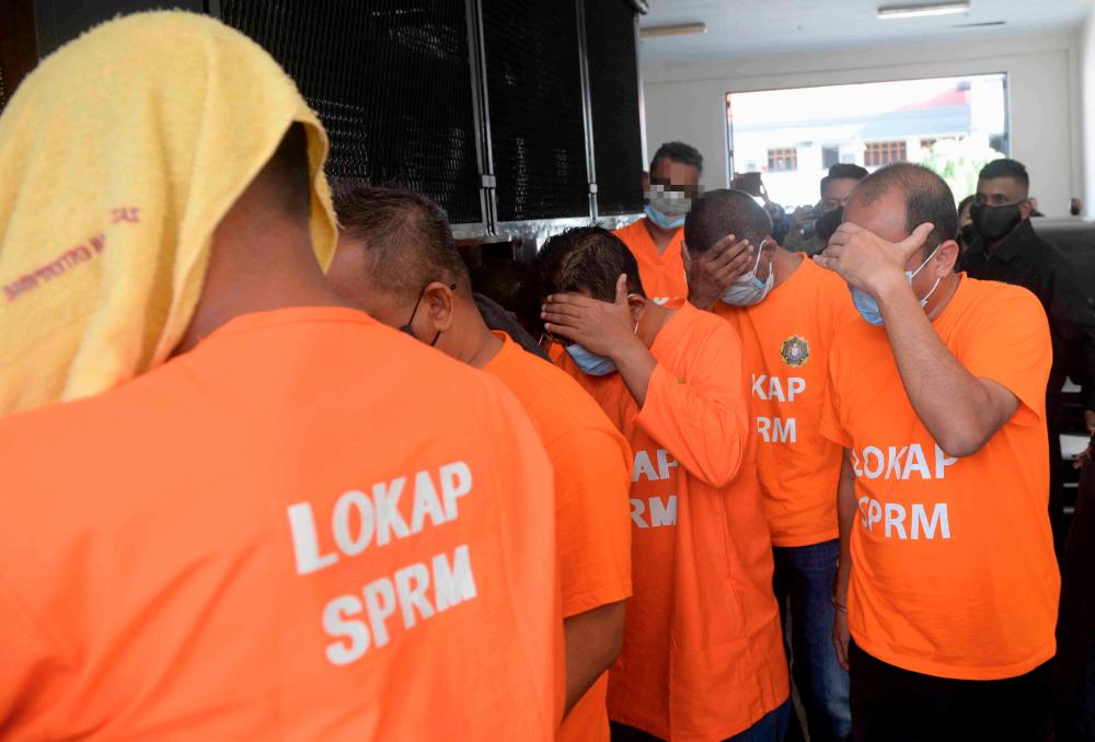 15 individu direman kes kemuka penyata akaun bank syarikat palsu 15 individu direman kes kemuka penyata akaun bank syarikat palsu