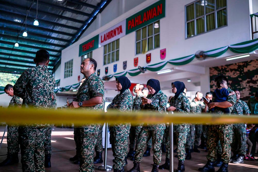 16,877 police, military personnel and spouses in early voting tomorrow