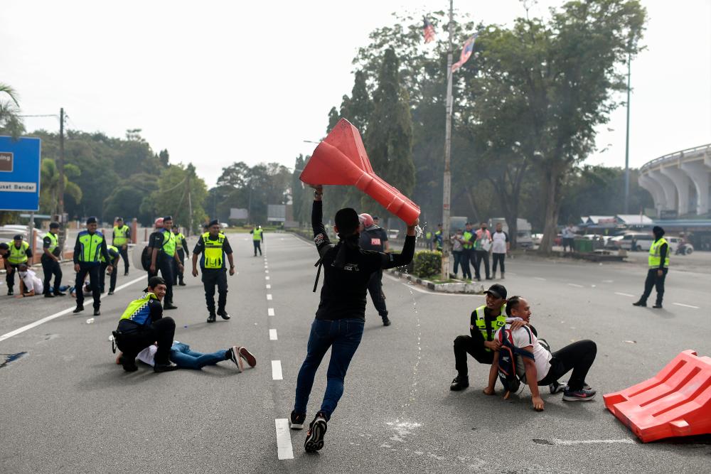 2,443 anggota polis ditempatkan di 15 pusat penamaan calon di Kedah 2,443 anggota polis ditempatkan di 15 pusat penamaan calon di Kedah