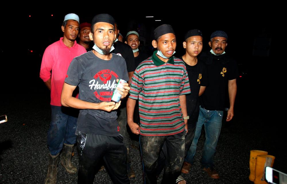 30 international film crew members trapped in Gua Tempurung rescued