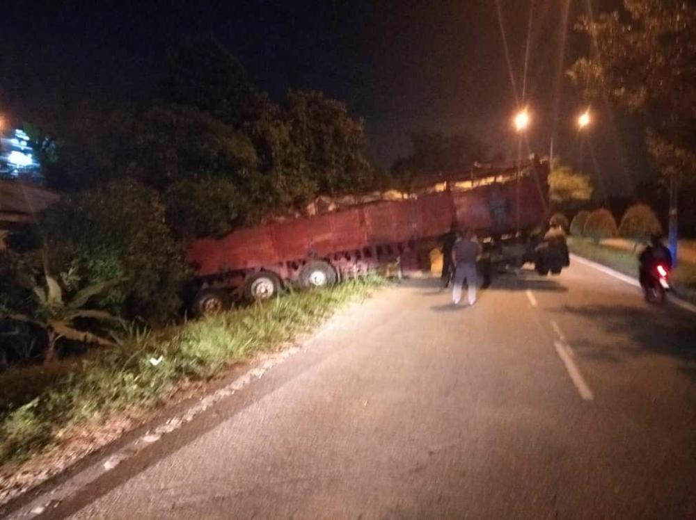 30-tonne trailer laden with steel crashes into house in Kg Felda Sendanyan: Police