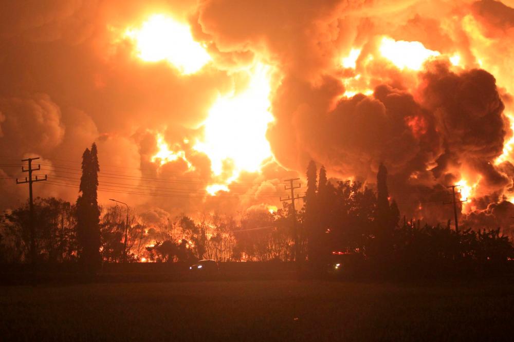 5 injured, hundreds evacuated after blaze at Indonesia oil refinery