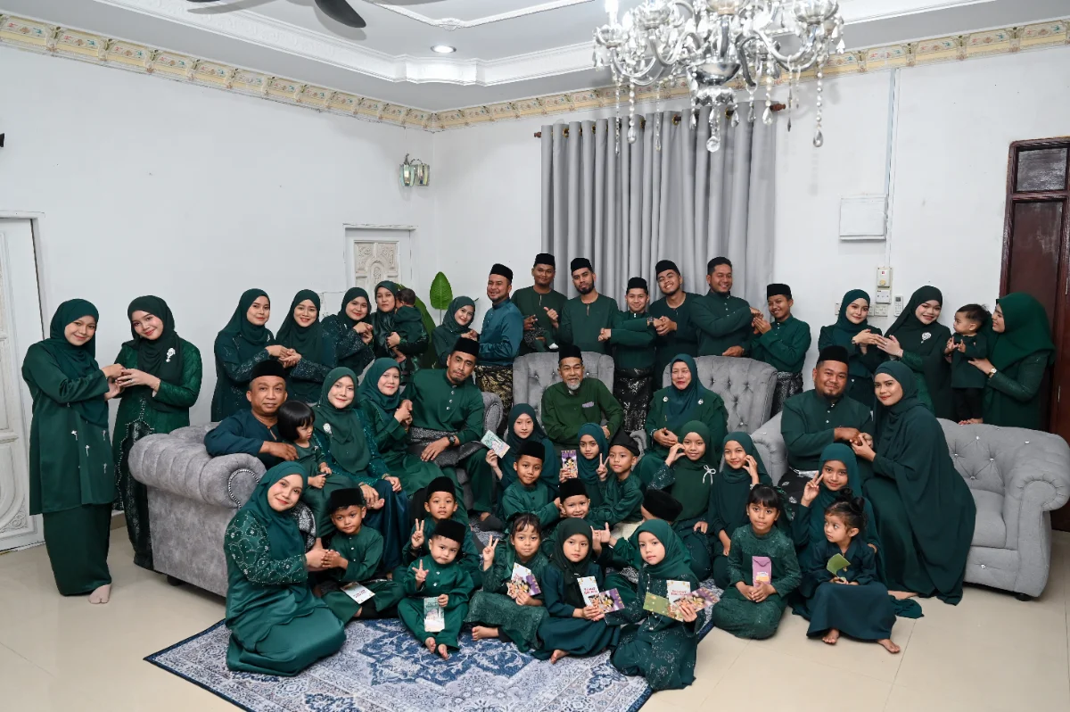 54_family_members_agree_on_matching_outfits_every_Aidilfitri (1) 54 family members agree on matching outfits every Aidilfitri