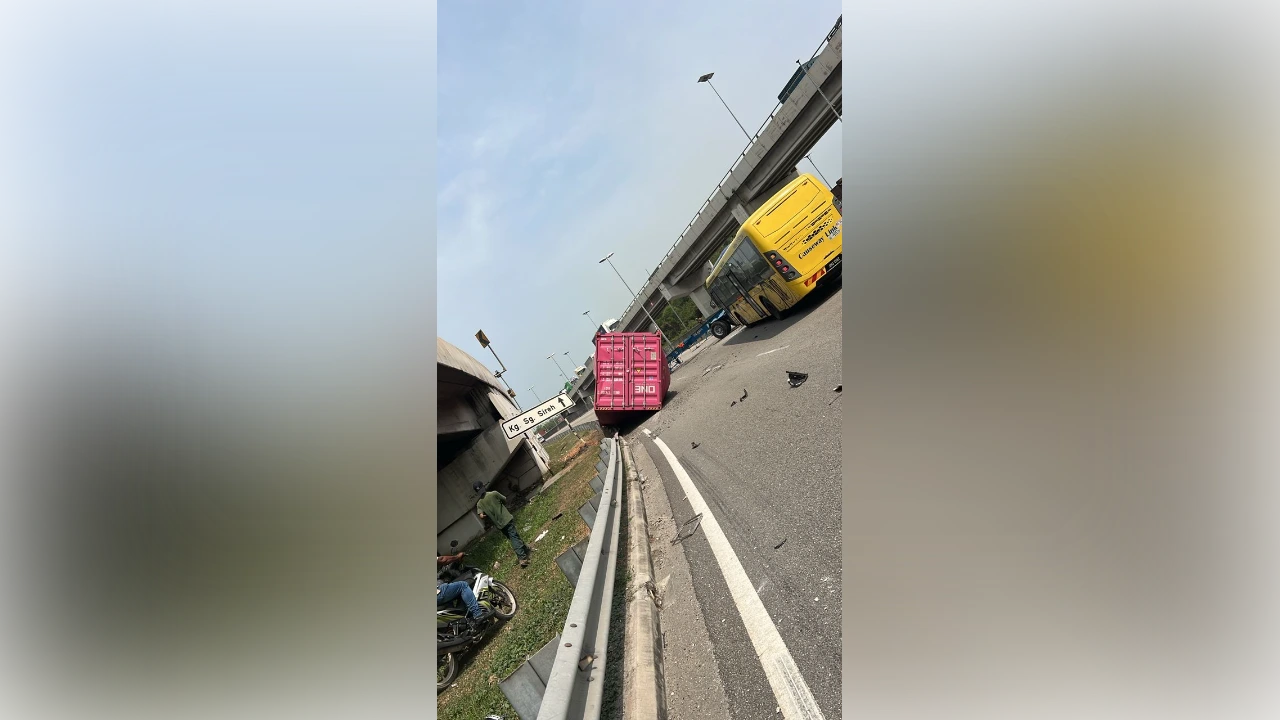 Container falls off speeding trailer, causing Port Klang traffic jam Container falls off speeding trailer, causing Port Klang traffic jam