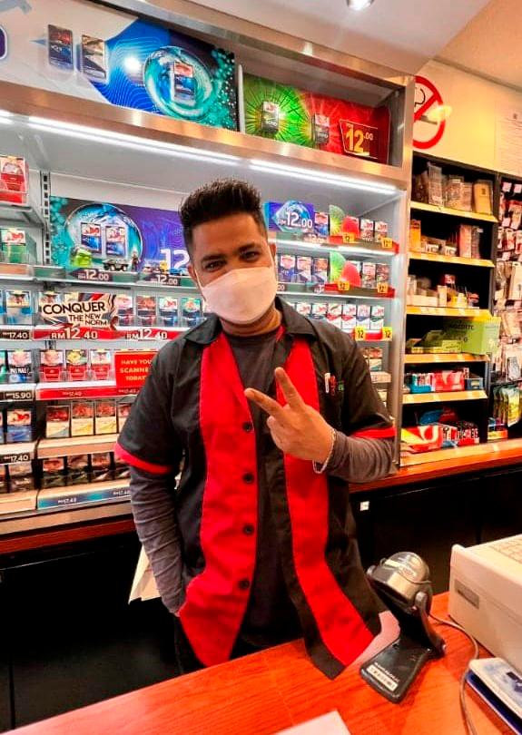 7-Eleven employeeâs cheerfulness wins award