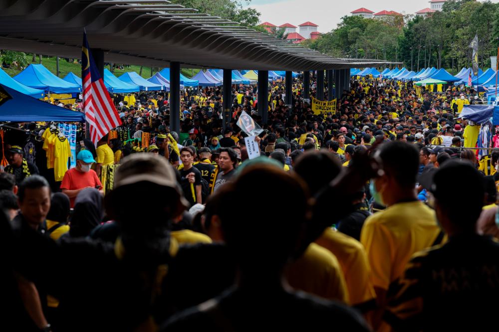 AFF Cup: Thousands of football fans throng Dataran Merdeka
