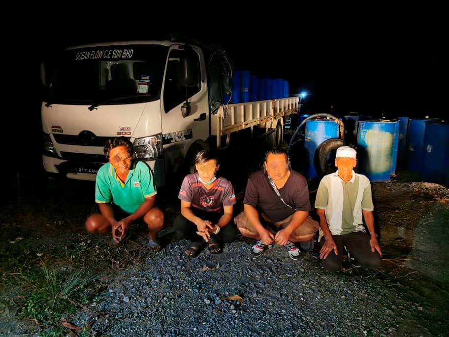 APMM gagalkan cubaan seludup 8,000 liter petrol ke negara jiran APMM gagalkan cubaan seludup 8,000 liter petrol ke negara jiran