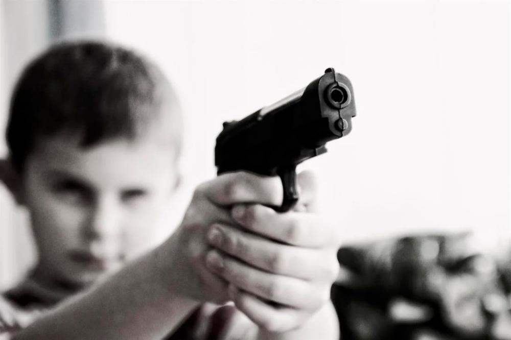 AS: Bapa ditahan selepas kamera keselamatan rakam anak kecil pegang pistol berisi peluru AS: Bapa ditahan selepas kamera keselamatan rakam anak kecil pegang pistol berisi peluru