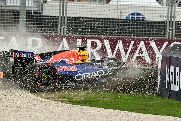 Verstappen baffled by crash in Australian Grand Prix qualifying