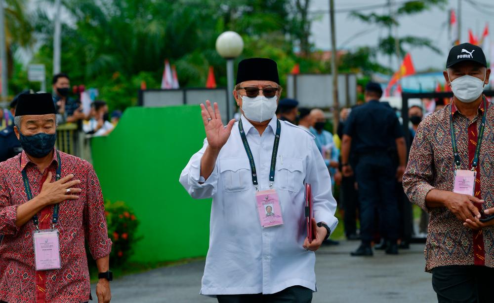 Abang Johari ditentang tiga muka baharu di Dun Gedong Abang Johari ditentang tiga muka baharu di Dun Gedong