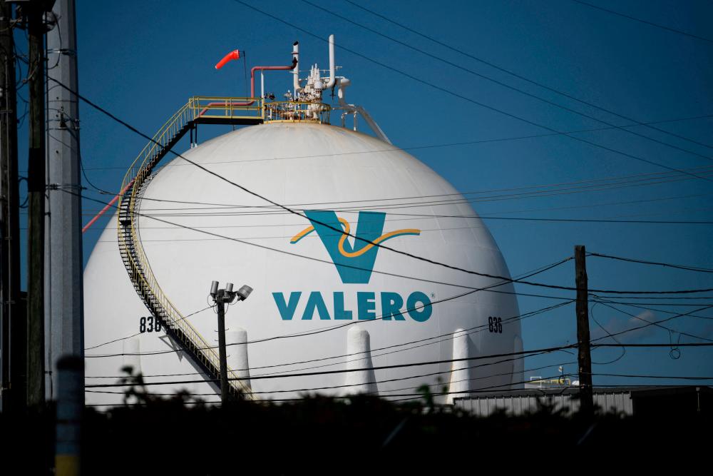 Agency: US crude oil exports surge to record, stocks up again 