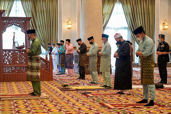 Agong, Raja Permaisuri solat sunat Aidilfitri bersama petugas Istana Negara