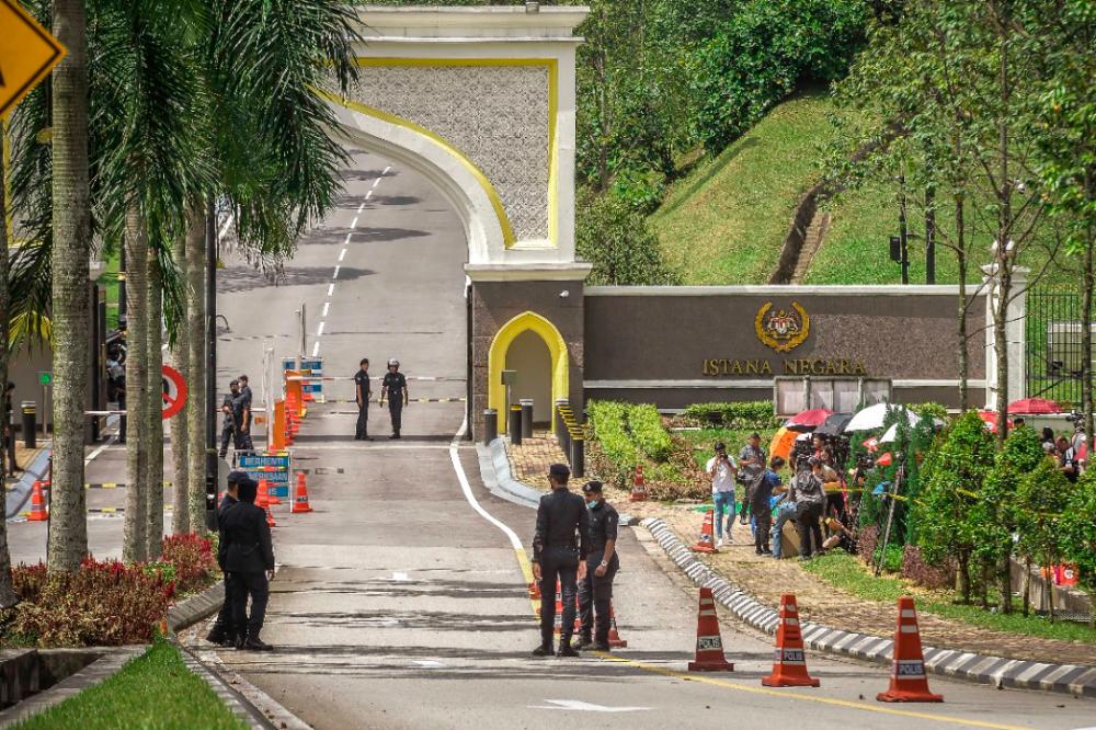 Agong titah 30 ahli Parlimen BN menghadap esok: Istana Negara