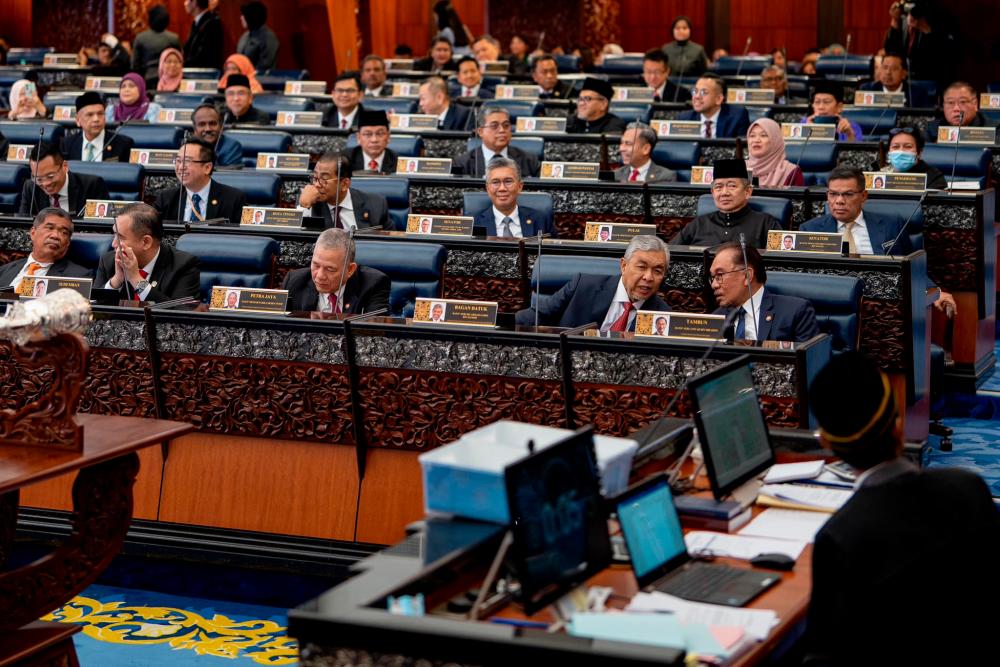 Ahli Parlimen diberi pilihan untuk tidak pakai tali leher esok Ahli Parlimen diberi pilihan untuk tidak pakai tali leher esok