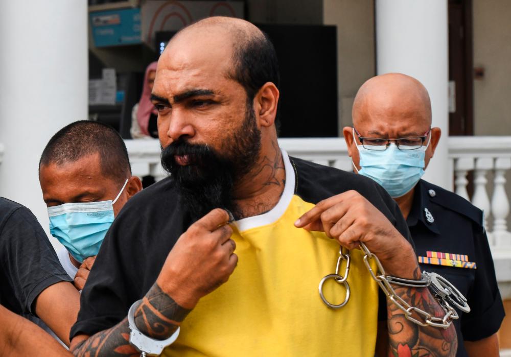 Ahli perniagaan didakwa menipu, menyamar polis babit kerugian RM100,000 Ahli perniagaan didakwa menipu, menyamar polis babit kerugian RM100,000