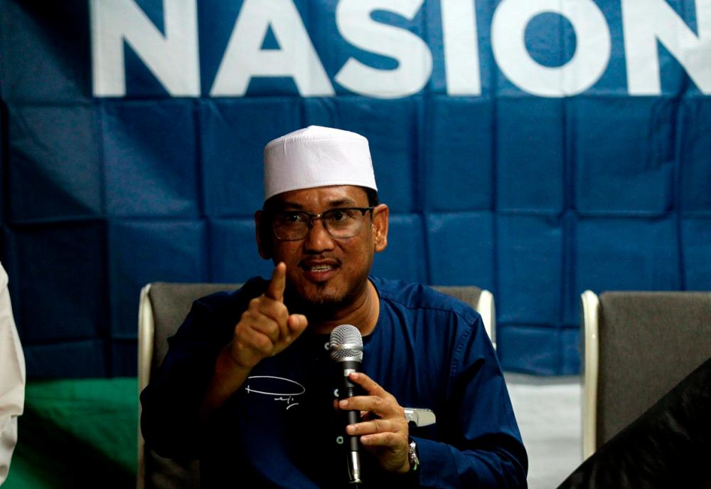 Ahmad Faizal nafi naikkan papan iklan sebagai bahan kempen Ahmad Faizal nafi naikkan papan iklan sebagai bahan kempen
