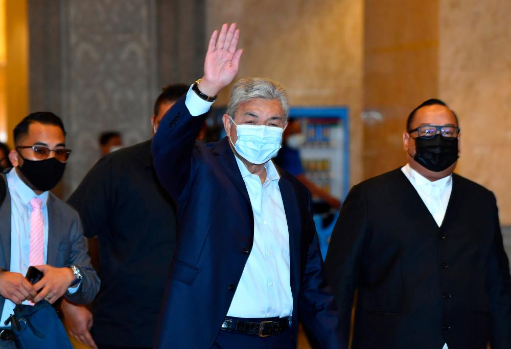 Ahmad Zahid tidak boleh hadiri perbicaraan, masuk hospital akibat sakit belakang - Peguam