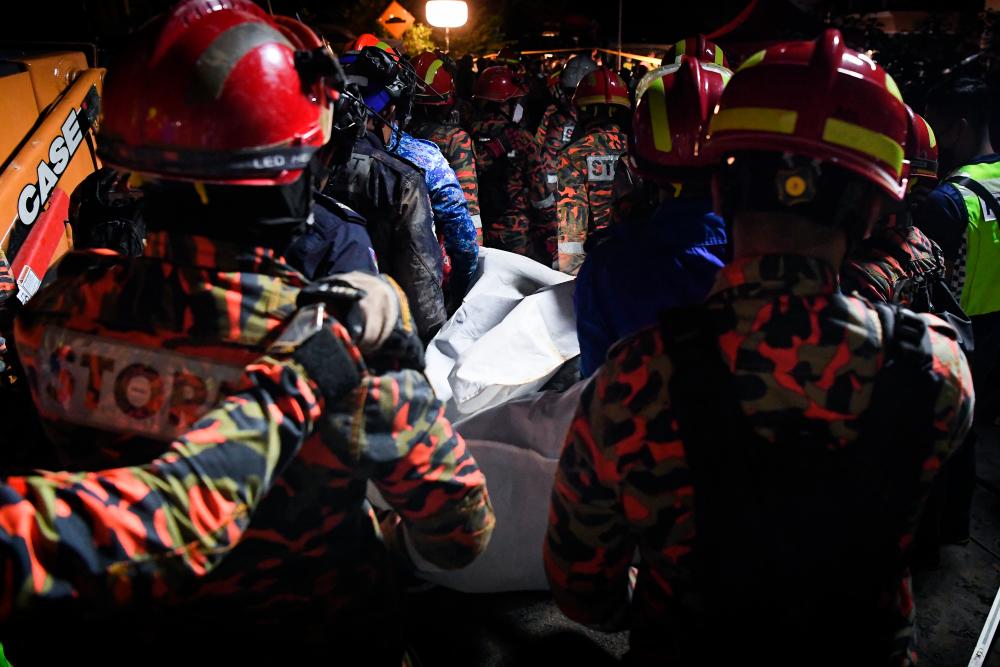 Ampang landslide: Body of elderly woman found - Police Ampang landslide: Body of elderly woman found - Police