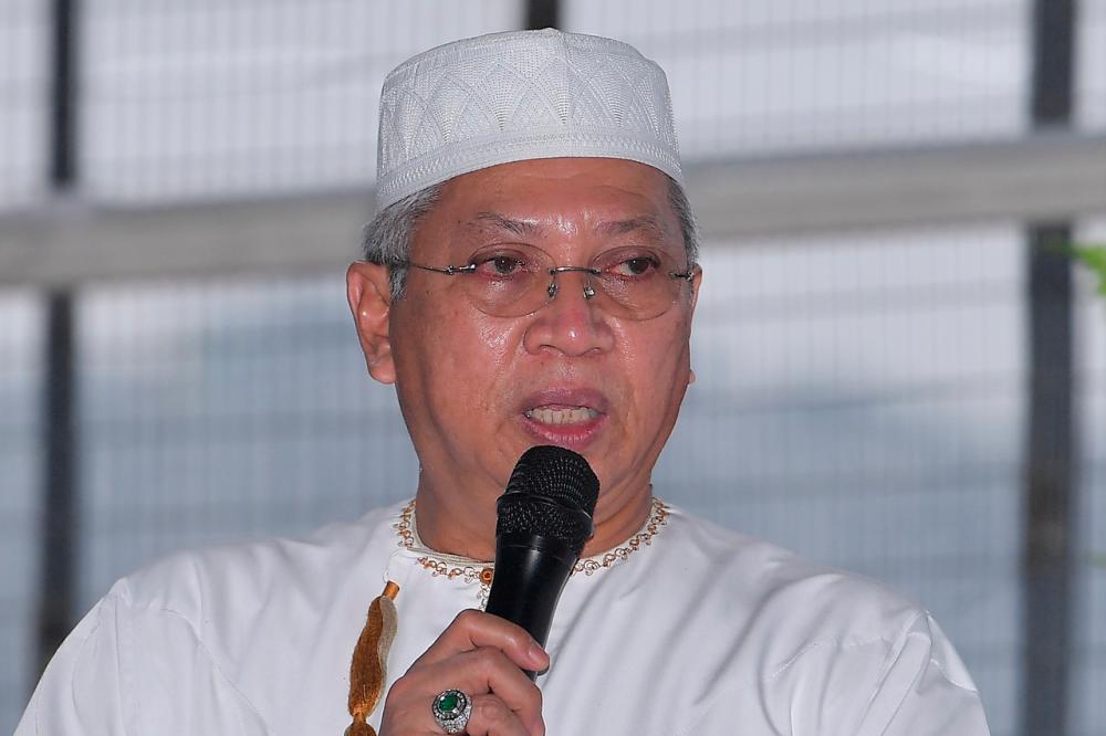Annuar says rumour of marriage to singer seeks to ruin his career Annuar says rumour of marriage to singer seeks to ruin his career